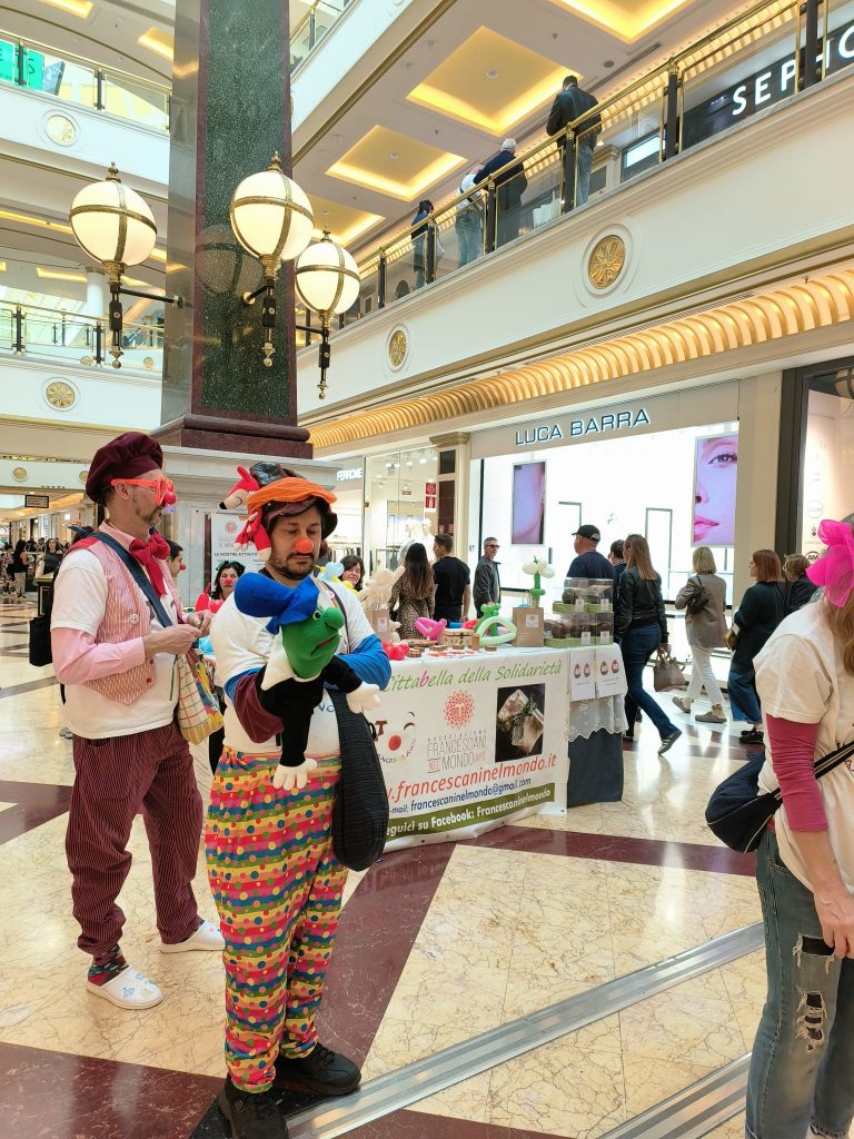 volontari intorno al banchetto