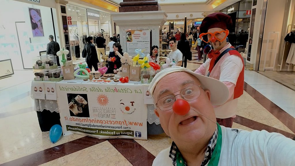 clown e banchetto sullo sfondo